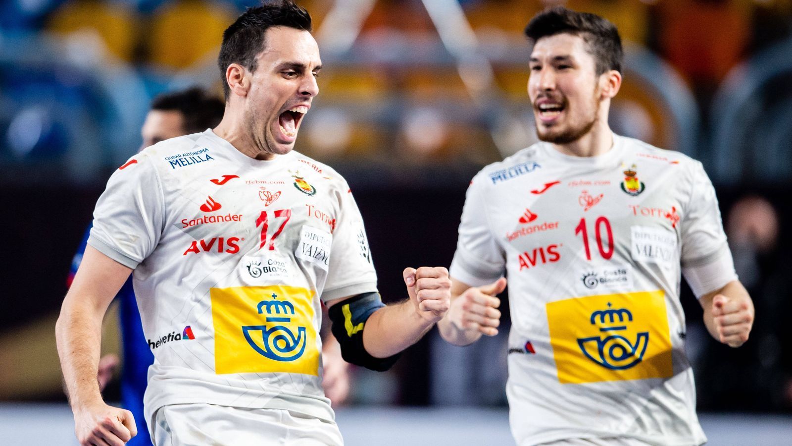 
                <strong>Spanien</strong><br>
                Reif für den Titel? Die Spanier sind bei jedem großen Handball-Event ein Kandidat auf den Turniersieg und präsentieren sich auch vor dieser WM in exzellenter Form. Ihre drei Testspiel-Gegner im Vorfeld der WM besiegten sie deutlich. Vor allem die Dujshebaev-Brüder bilden seit Jahren den Grundpfeiler des spanischen Spiels. Dazu haben sie mit Ferran Sole einen Goalgetter, der das spanische Offensivspiel auf vielen Positionen variabel, unberechenbar und gefährlich macht. Im vergangenen Jahr musste das vor allem das DHB-Team mit zwei Niederlagen am eigenen Leib erfahren, unter anderem im Rahmen der EM-Hauptrunde. Mit ihrer Turniererfahrung ist den Spaniern auch bei dieser WM zuzutrauen, bis zum Ende eine große Rolle zu spielen.
              