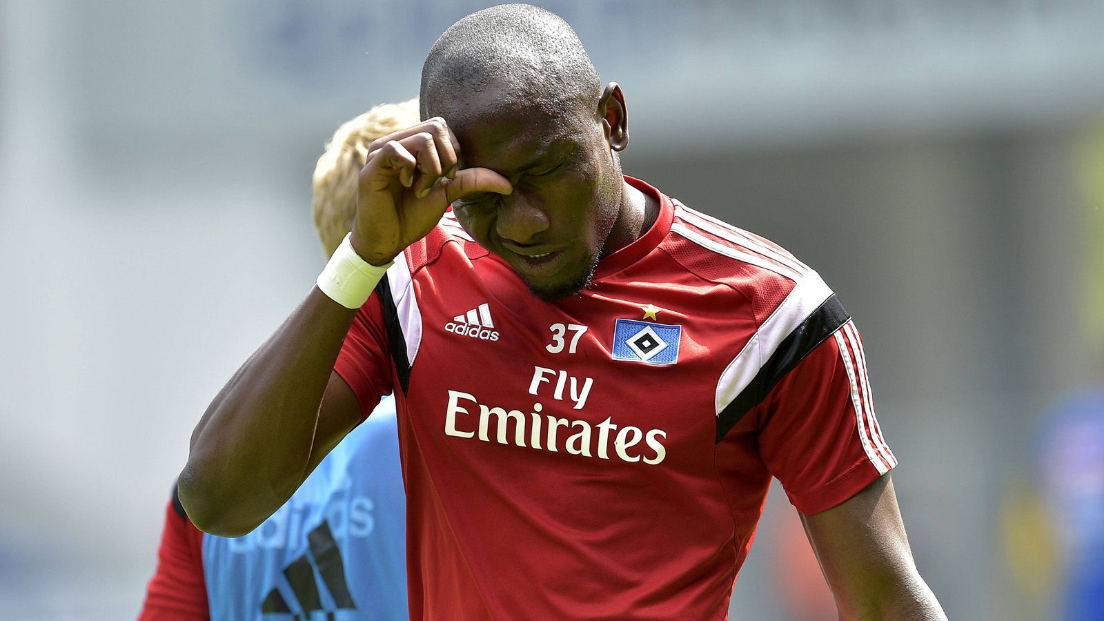 
                <strong>Stürmer: Jacques Zoua</strong><br>
                Der frühere HSV-Trainer Thorsten Fink holte Jacques Zoua im Sommer 2013 nach Hamburg, weil er mit ihm bereits beim FC Basel zusammengearbeitet hatte. Zoua sollte sich im Schatten seiner Sturm-Kollegen entwickeln. Doch es kam anders: Artjoms Rudņevs wurde in der Winterpause vorschnell verliehen, Pierre-Michel Lasogga verletzte sich. Zoua war der einzig verbliebene Mittelstürmer und sollte den HSV aus der Abstiegszone befreien, war mit dieser Aufgabe allerdings überfordert. Nach einem Jahr war seine Zeit in Hamburg vorüber.
              