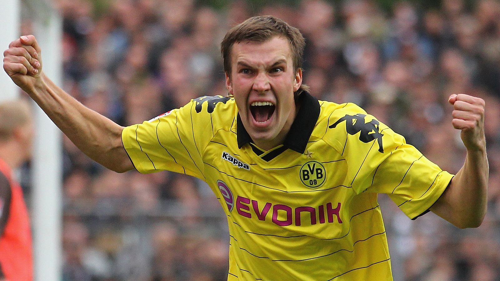 
                <strong>Kevin Großkreutz</strong><br>
                Müsste sich der BVB einen Spieler züchten, der Dortmund lebt, atmet und kämpft - es wäre Kevin Großkreutz. 2009 stieß der 20-Jährige zum BVB. Technisch war der Rechtsfuß zwar immer limitiert, doch sein Einsatzwille machte die Mängel stets wett. Seine unermüdlichen Beine trugen ihn bis zur Nationalmannschaft und in ein Champions-League-Finale. Heute spielt er beim KFC Uerdingen in der 3. Liga. 
              