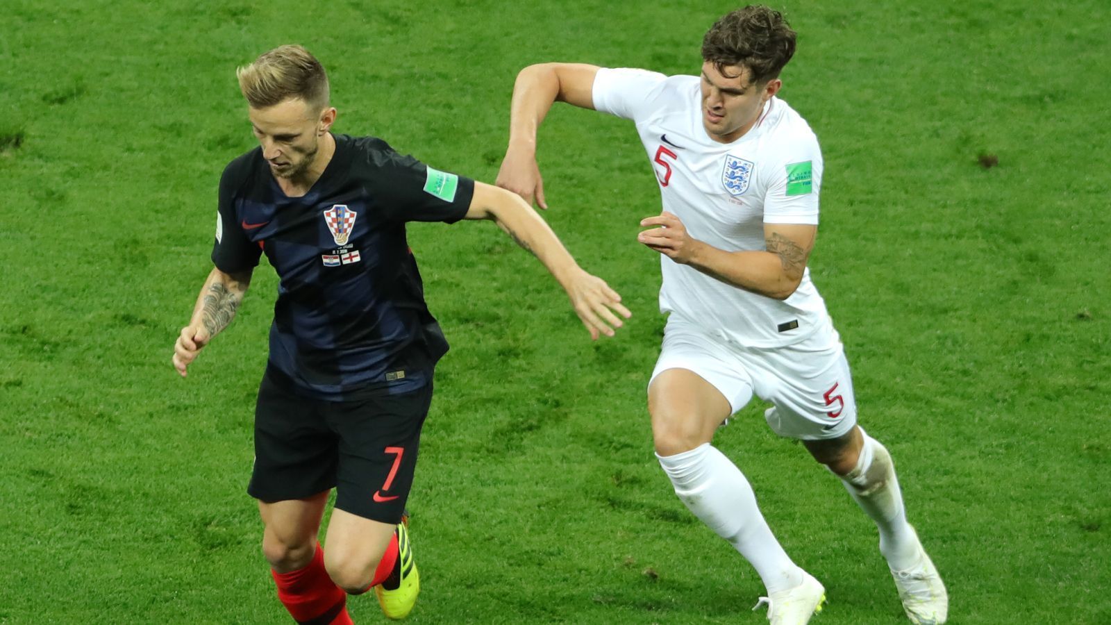 
                <strong>John Stones (England)</strong><br>
                Englands Abwehrchef ist in Halbzeit eins kaum gefordert. Wenn er doch gebraucht wird, ist der Mann von ManCity aber da. Spielt solide, ohne groß aufzufallen. In einer Szene nach dem Ausgleich dann kurz etwas verwirrt, als er einen langen Ball unterschätzt, auf Pickford wartet, und Perisic fast die zweite Bude ermöglicht. Hat in der Verlängerung nach Ecke die große Chance zur Führung - auf der Linie geklärt. Im Tiefschlaf dann beim 1:2 in der Verlängerung, als er Mandzukic verliert. Allerdings hätte hier auch ein Kommando von Maguire kommen müssen. ran-Note: 4
              