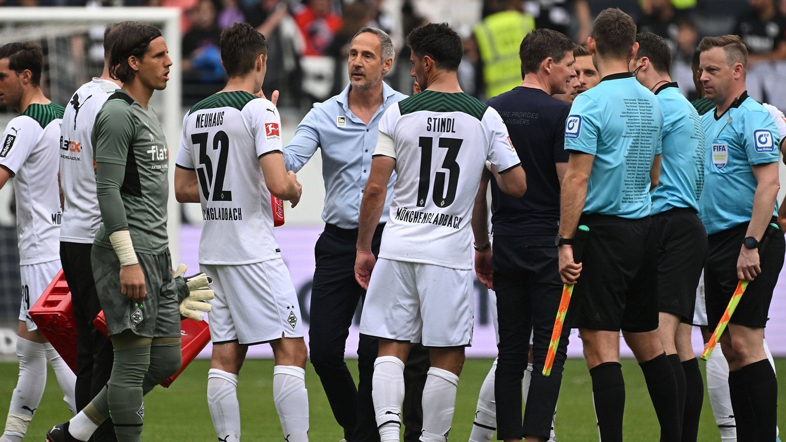 
                <strong>Verlierer: Borussia Mönchengladbach & Adi Hütter</strong><br>
                Platz zehn in der Liga ist jetzt nicht so viel schlechter als Platz acht in der Vorsaison. Doch zufrieden kann man in Gladbach natürlich nicht sein. Mit zeitweise desolaten Vorstellungen dümpelt die Borussia weit abseits der Sphären, in denen sie sich gerne wiederfinden würde. Der einstige Hoffnungsträger Adi Hütter schmiss noch am letzten Spieltag vor laufenden Kameras hin. Laut "Bild" soll das Verhältnis zwischen Mannschaft und Trainer komplett zerrüttet sein. Die Klub-Spitze soll sich schon seit einiger Zeit auf dem Transfermarkt nach einem Nachfolger umsehen, damit sich eine solche Saison nicht noch einmal wiederholt.
              