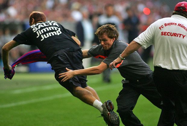 
                <strong>Flitzer Jimmy Jump in der Allianz Arena</strong><br>
                Jimmy Jump flitzte auch schon in Deutschland. Beim Beckenbauer-Cup in der Allianz Arena kommt er erneut bis aufs Spielfeld. Bei Tennis-Grand-Slams, der Formel 1 oder in Barcelonas Nou Camp war er ebenfalls schon mittendrin im Geschehen.
              