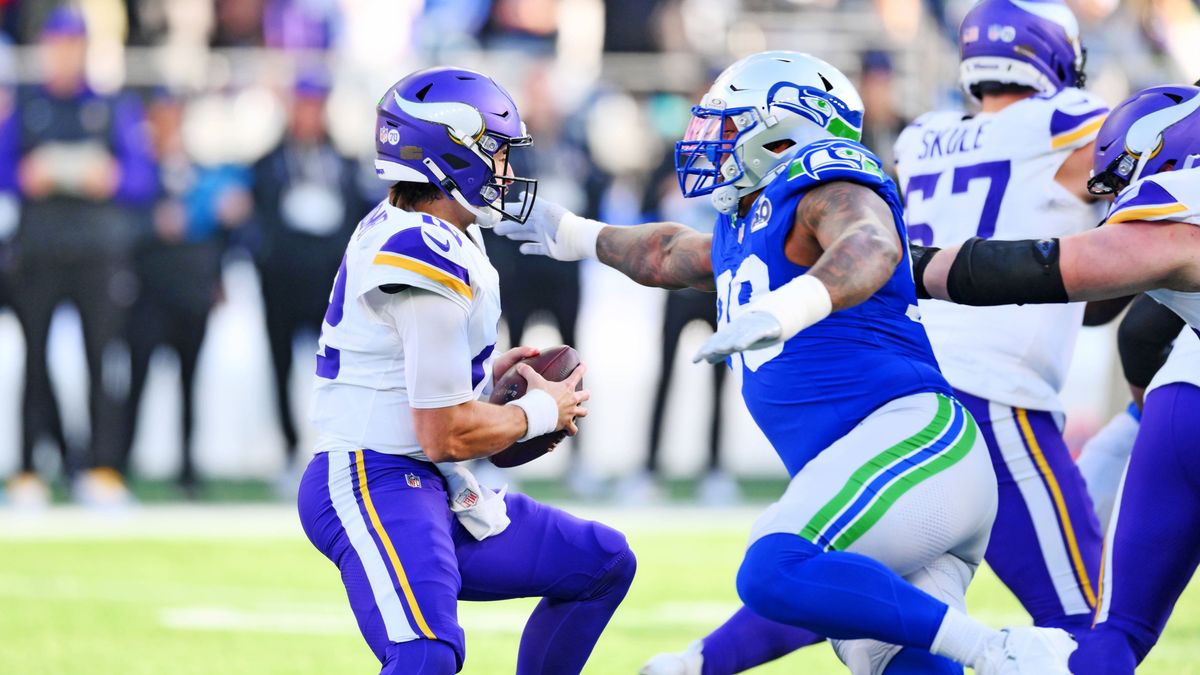 NFL, American Football Herren, USA Minnesota Vikings at Seattle Seahawks Nov 30, 2025; Seattle, Washington, USA; Seattle Seahawks defensive end Leonard Williams (99) sacks Minnesota Vikings quarter...