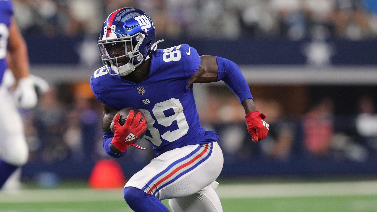 
                <strong>Platz 10: New York Giants</strong><br>
                Die Saison der New York Giants läuft nicht nach Plan, das Team von Joe Judge befindet sich im Niemandsland. Doch die Zukunft könnte dennoch rosig aussehen. Nachdem sich die Giants mit dem Trade im Zuge des Fields-Picks 2022 den Pick der Chicago Bears sicherten, machte New York auch in der Folge einen guten Job im Draft. Wide Receiver Kadarius Toney hat spätestens beim Spiel gegen die Dallas Cowboys bewiesen, welche Qualitäten er mit dem Ball in den Händen hat. Neun Catches für 189 Yards sprachen eine deutliche Sprache. Zweitrunden-Pick Azeez Ojulari fühlt sich ebenfalls immer wohler und hat bereits sieben Sacks auf dem Konto. Cornerback Aaron Robinson sah zuletzt auch mehr Snaps und könnte sich als Starter etablieren.
              