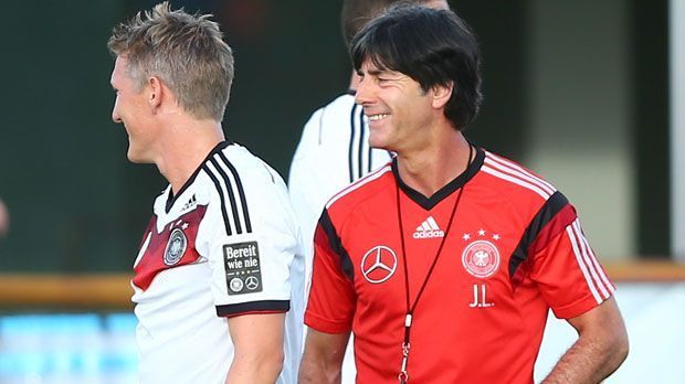 
                <strong>Joachim Löw</strong><br>
                ... dass der neue Reiz der Premier League Basti gut tun wird, ich weiß von ihm, dass er noch große Ambitionen und Ziele hat. Er wird sich der neuen Herausforderung in England so stellen, wie wir ihn kennen: mit Hingabe und hoch motiviert."
              