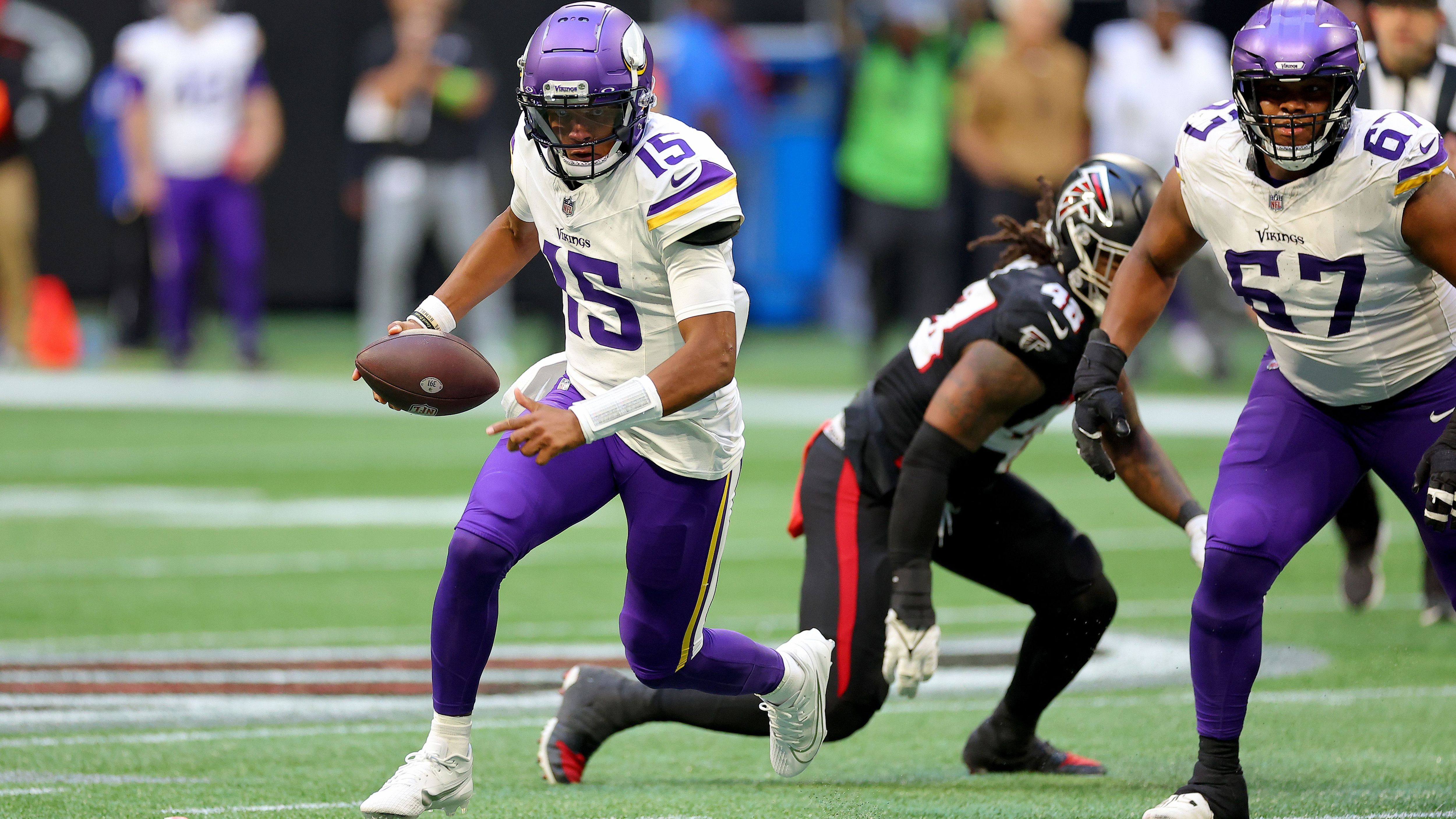 <strong>Platz 18: Minnesota Vikings<br></strong>Etwas unübersichtlicher wird es bei den Minnesota Vikings. Nach der Verletzung von Kirk Cousins hat Josh Dobbs die Starter-Rolle inne. Sein aktueller Vertrag, den er bei den Cleveland Browns unterschrieb, spült ihm <strong>zwei Millionen US-Dollar</strong> in die Kassen. 500.000 US-Dollar davon zahlen die Browns, 666.670 die Cardinals und 833.330 die Vikings.&nbsp;