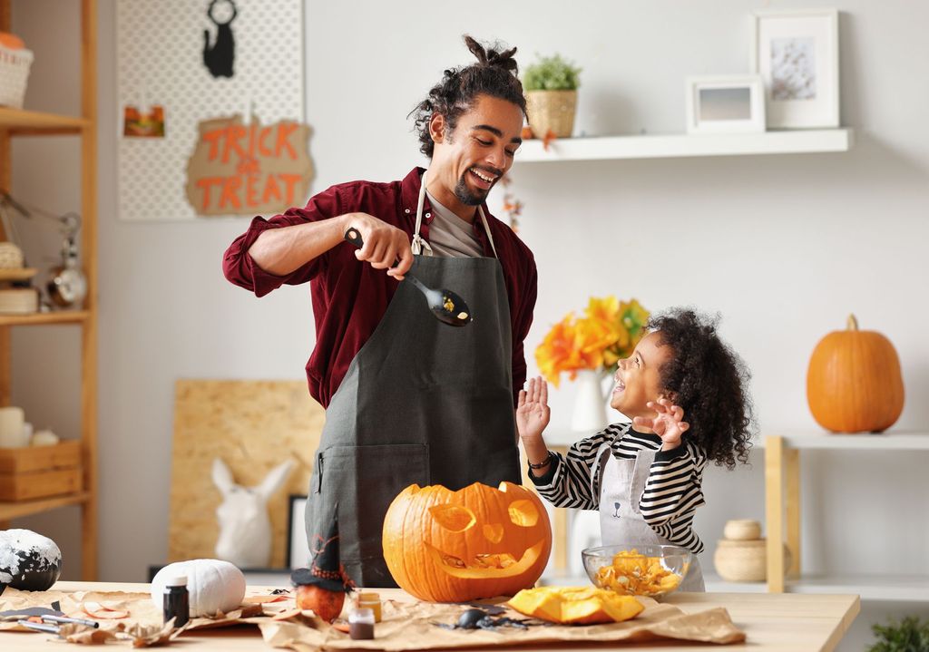 Halloween-Kürbis schnitzen: Diese Tipps sorgen für leuchtende ...