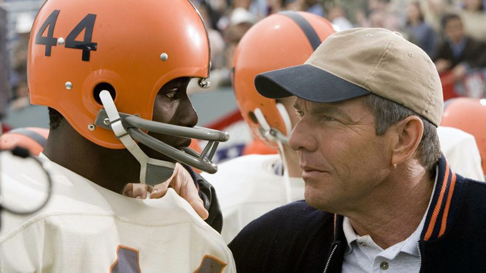 <strong>The Express (2008)</strong><br>
                Im Film-Porträt "The Express" dreht sich alles um&nbsp;Ernie Davis, gespielt von Rob Brown (li.). Davis war der erste Afroamerikaner, der die&nbsp;"Heisman Trophy" gewinnen konnte. Doch wenig später wurde bei ihm Leukämie diagnostiziert, die Davis 1963, im Alter von nur 23 Jahren, das Leben kostete.&nbsp;
