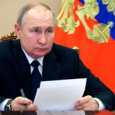 Putin bedrängt Journalist:innen und lehrt Mediennachwuchs den Informationskrieg.