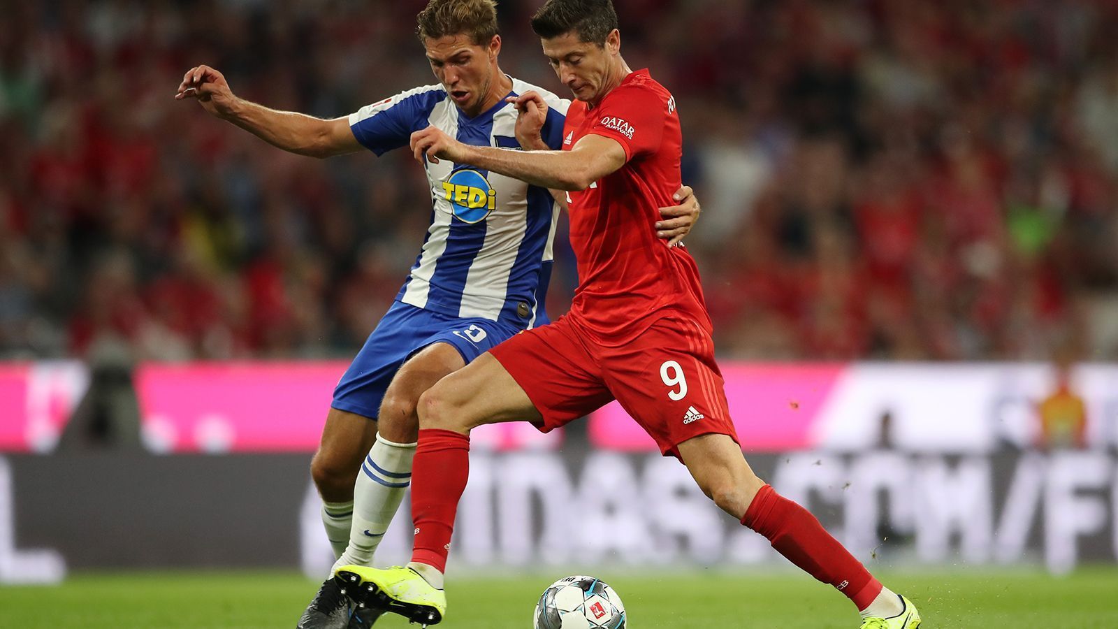 
                <strong>Niklas Stark</strong><br>
                Der Verteidiger liefert eine Partie mit Licht und Schatten. Beim 0:1 verliert Stark den Ball im Mittelfeld und fehlt schließlich auch im Zentrum gegen Lewandowski. Kann in der Folge jedoch auch mit gutem Stellungsspiel überzeugen und hält Lewandowski weitestgehend in Schach. ran-Note: 3
              