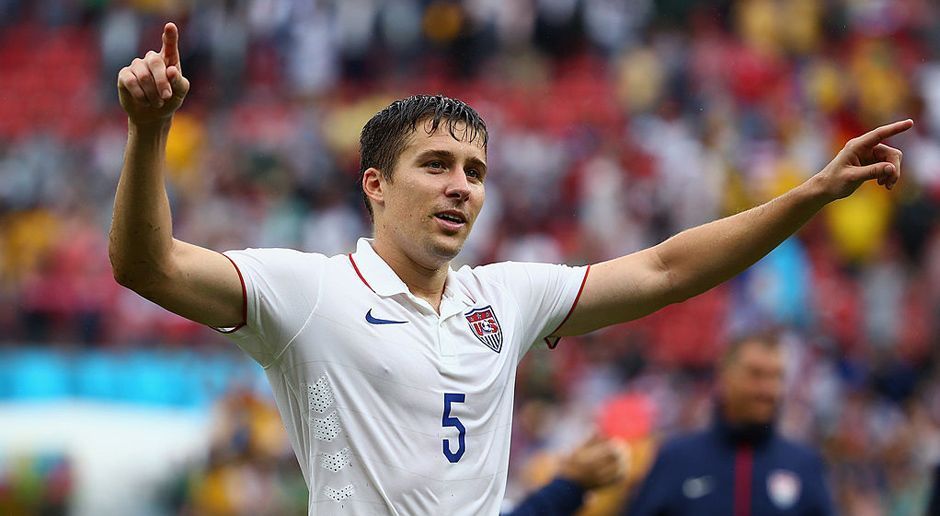 
                <strong>Innenverteidiger: Matt Besler (USA)</strong><br>
                Matt Besler spielt mit 30 Jahren gerade eine der besten Spielzeiten seiner Karriere in der MLS. Sein Team Sporting Kansas City liegt an der Spitze der Western Conference und stellt die beste Defensive der Liga. In 20 Spielen hat die Mannschaft um Kapitän Besler gerade einmal 14 Gegentore zugelassen. Genau wie unter Jürgen Klinsmann ist Besler auch unter dem neuen US-Coach Bruce Arena der unangefochtene Abwehrchef. Besler wird zusammen mit Youngster Miazga die Defensive der US-Boys beim Gold Cup zusammenhalten.
              