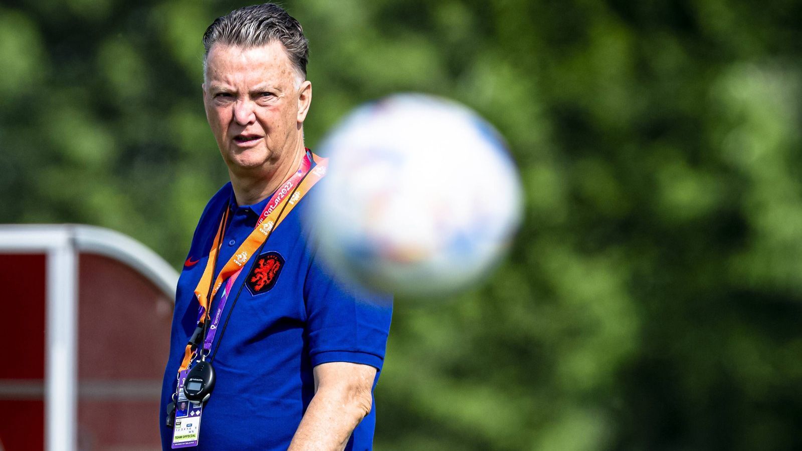 
                <strong>7. Platz: Niederlande</strong><br>
                Die Hoffnung der Niederlande sitzt auf der Trainerbank. Louis van Gaal (Bild) soll "Oranje" in Katar zum Erfolg führen, in seiner dritten Amtszeit als Bondscoach ist er bislang noch ungeschlagen. Der knorrige Trainer ist bekannt dafür, starke Mannschaften zu formen, dies scheint ihm auch aktuell wieder gelungen zu sein. Die Gruppe mit Katar, Ecuador und Senegal sollte für die Niederländer zu machen sein, die Abwehr um Kapitän Virgil van Dijk ist eine Bank. Im Tor fehlt allerdings die absolute Klasse und auch ein echter Knipser wird vermisst.
              