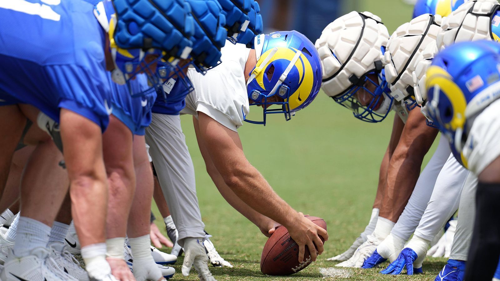 
                <strong>Rookie-Radau bei Rams</strong><br>
                Der Kader-Umbruch bei den Los Angeles Rams ist derweil in vollem Gange. Ganze 36 (!) Rookies dürfen sich im Training Camp zeigen. Besonders in der Defensive sind - nach dem Abgang von zahlreichen Startern und Rotationsspielern - eine Menge Snaps zu vergeben. Die Special Teamer müssen sich aktuell noch keine Sorgen machen. Punter Ethan Evans, Kicker Tanner Brown und Long Snapper Alex Ward sind zwar ebenfalls erst dieses Jahr zum Team gestoßen, haben aber keine Konkurrenz auf ihrer jeweiligen Position.  
              