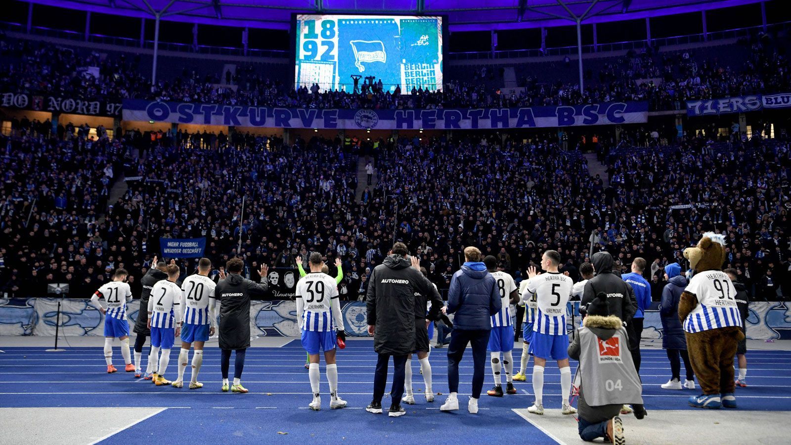 
                <strong>Verlierer: Hertha-Fans</strong><br>
                Für Fredi Bobic, Geschäftsführer Sport bei Hertha BSC, war die erste Hälfte gegen den VfL Wolfsburg "das Schlechteste, was ich in dieser Saison erlebt habe". Trainer Sandro Schwarz bezeichnete den Auftritt ganz trocken als "Schlag in die Fresse". Dürften wohl auch die Fans der Blau-Weißen so sehen. Der Hauptstadtklub präsentierte sich wie ein Absteiger, spielerisch limitiert und in der Defensive vogelwild. Das Resultat: Platz 17 nach ebenso vielen absolvierten Partien, nur 14 Punkte auf der Habenseite. Ein Sieg im Berlin-Derby am Samstag (ab 15:30 Uhr im Liveticker) könnte die Wogen kurzzeitig glätten - das Problem ist nur, dass aktuell eigentlich nichts dafür spricht.
              