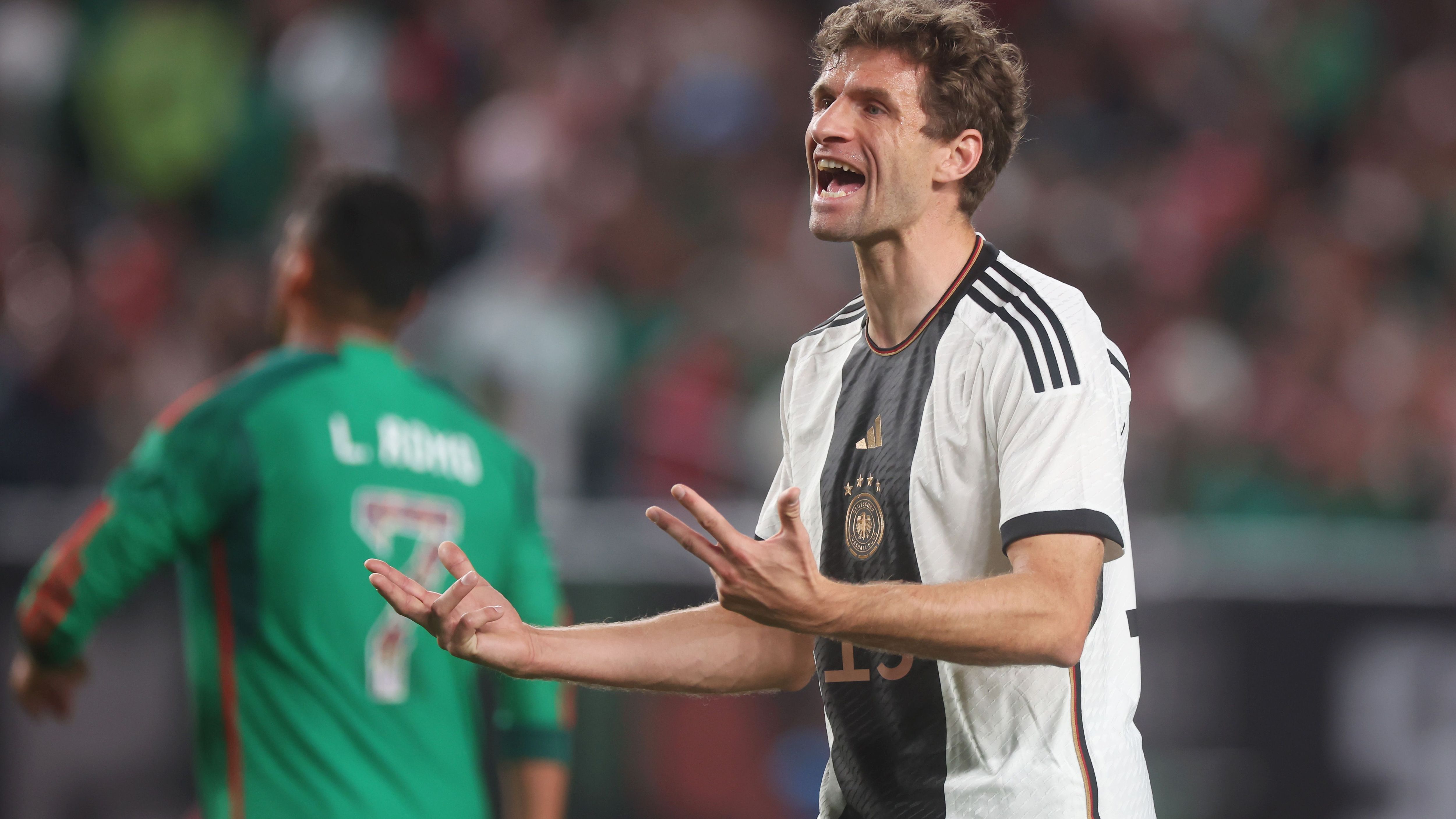 <strong>Thomas Müller</strong><br> Bekommt in seinem 125. Länderspiel die große Bühne in der Sturmspitze vom Bundestrainer. Erzielt auch ein Tor, steht dabei aber hauchzart im Abseits. Ansonsten bemüht aber kaum eingebunden. Bleibt nach 45 Minuten in der Kabine. <strong>ran-Note: 4</strong><strong></strong>