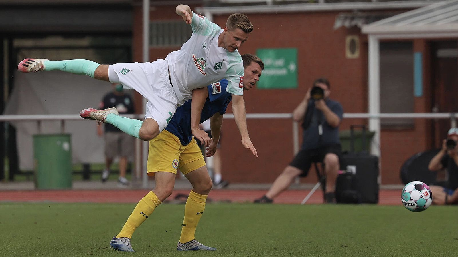 
                <strong>Johannes Eggestein (22 Jahre)</strong><br>
                Aus dem einstigen Shooting Star wurde so etwas wie ein Bremer Sorgenkind - ab dem 27. Spieltag der vergangenen Saison verzichtete Trainer Kohfeldt gänzlich auf seine Nominierung. Dass er weiter an ihn glaube, versicherte er unlängst - immerhin gilt der jüngere der beiden Eggesteins als Lieblingsschüler Kohfeldts.
              