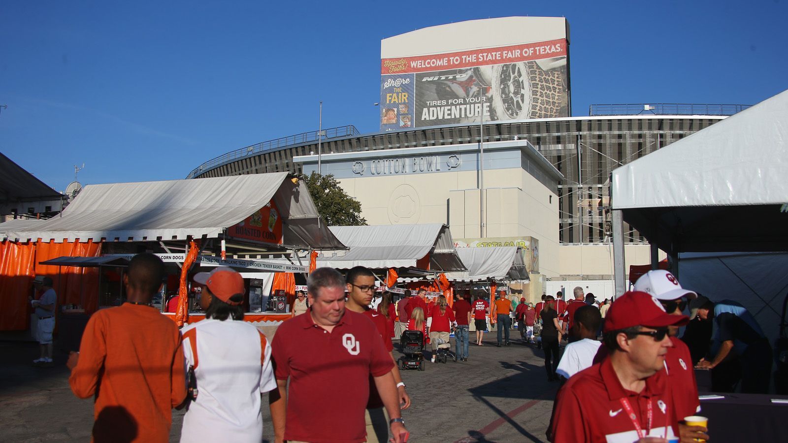 
                <strong>Volksfest um das Stadion "State Fair of Texas"</strong><br>
                Passend zum Brimborium, das um besondere Rivalitäten traditionell gerne gemacht wird, ist das Spiel eingebettet in das große Volksfest "State Fair of Texas", das es seit 1886 in Dallas gibt. Das große Duell steigt deshalb immer am zweiten Samstag im Oktober.
              