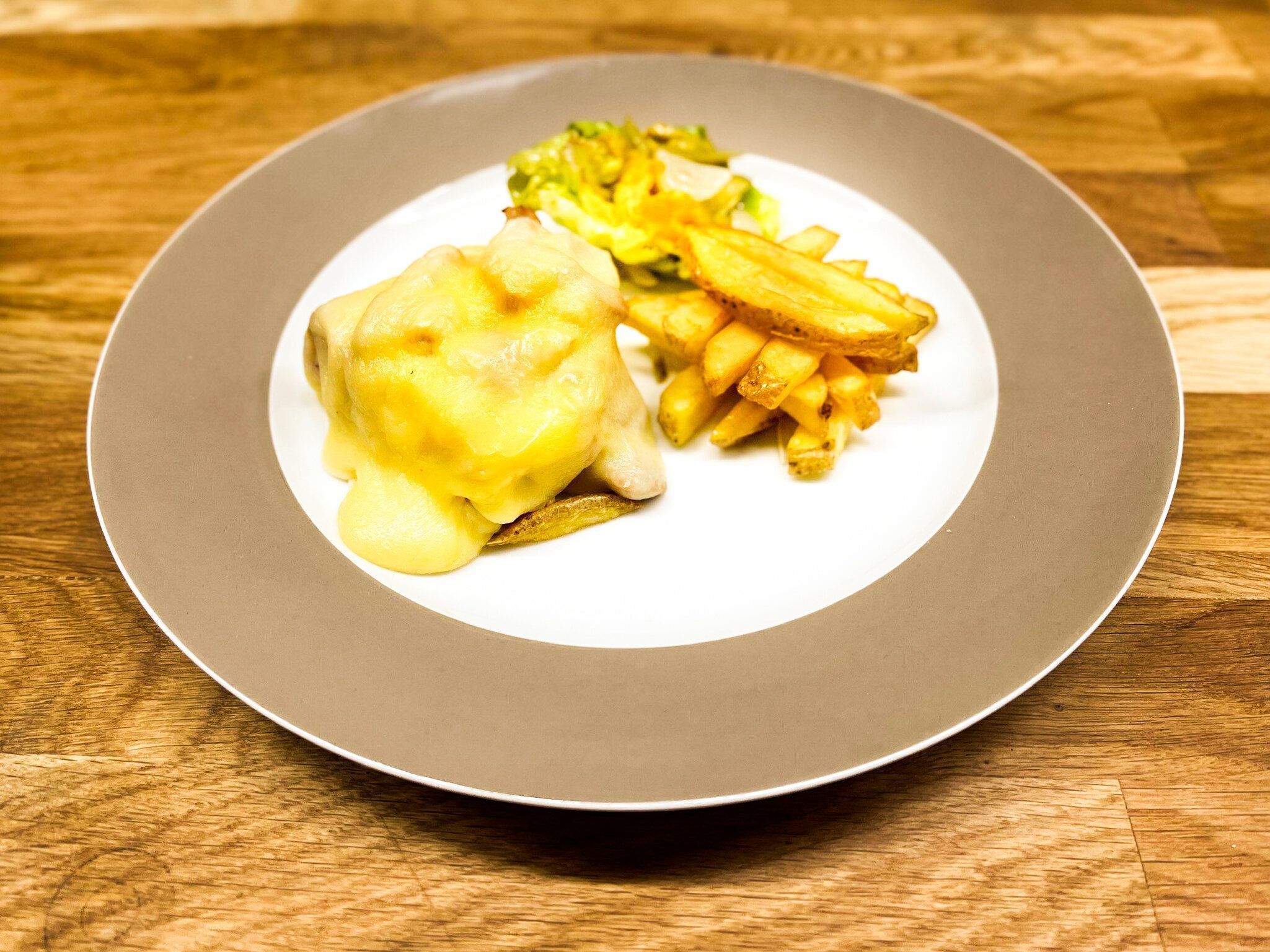 Steak au Four mit Pommes und Salat