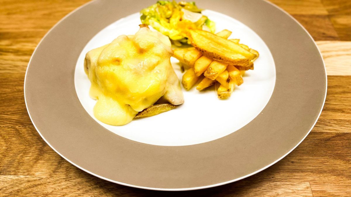 Steak au Four mit Pommes und Salat