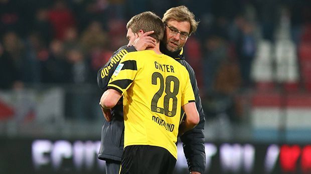 
                <strong>Matthias Ginter</strong><br>
                Matthias Ginter: Auch Matthias Ginter wurde unter Jürgen Klopp beim BVB groß. "Dortmund damals und Liverpool heute sind vergleichbar, ich werde auf jeden Fall öfters Liverpool schauen. Ich wünsche ihm nur das Beste und hoffe, dass Liverpool dorthin kommt, wo sie hingehören: in die Champions League", so der Verteidiger am Donnerstagabend.
              