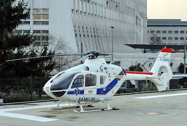 
                <strong>Per Hubschrauber ins Krankenhaus</strong><br>
                Schumacher war nach offiziellen Angaben am Sonntag um 11.53 Uhr zunächst per Hubschrauber ins Krankenhaus nach Albertville-Moutiers geflogen worden. Weil sich seine Verletzungen als lebensbedrohlich erwiesen, wurde er von dort um 12.45 Uhr in die Klinik nach Grenoble verlegt
              