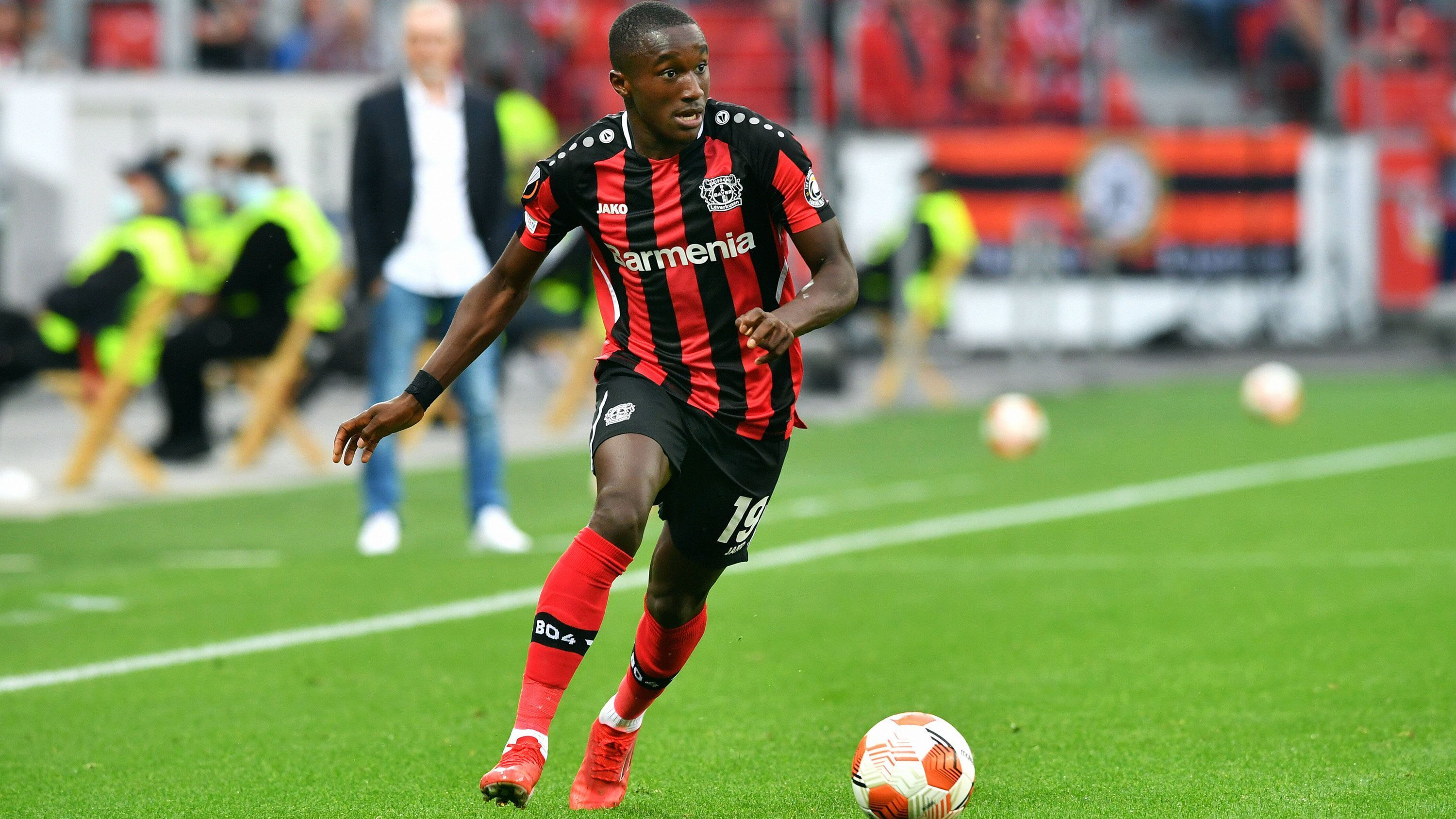 
                <strong>Linker Flügel: Moussa Diaby (Bayer 04 Leverkusen)</strong><br>
                Wenn Gnabry als rechter Flügelspieler schon nicht mit einem sehr hohen Tempo ausgestattet ist, dann glänzt eben Moussa Diaby auf der linken Seite durch seine Geschwindigkeit. Ein 94er Tempo-Wert wird innerhalb der Bundesliga nur durch Alphonso Davies übertroffen. In Verbindung mit der hohen Beweglichkeit von 92 wird der Franzose somit zu einem ständigen Unruheherd, der in puncto Physis und Schuss jedoch schwächelt. Da die Kosten mit 1.200 Münzen aber nicht sonderlich hoch liegen, dürften einige Gamer den Leverkusener testen.
              