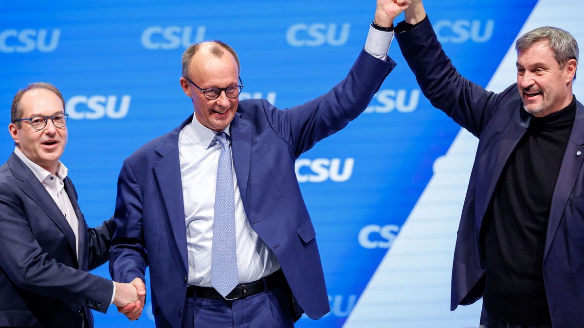 8. Februar 2025, Nürnberg: Markus Söder (rechts), Alexander Dobrindt (links), und Friedrich Merz beim kleinen CSU-Parteitag