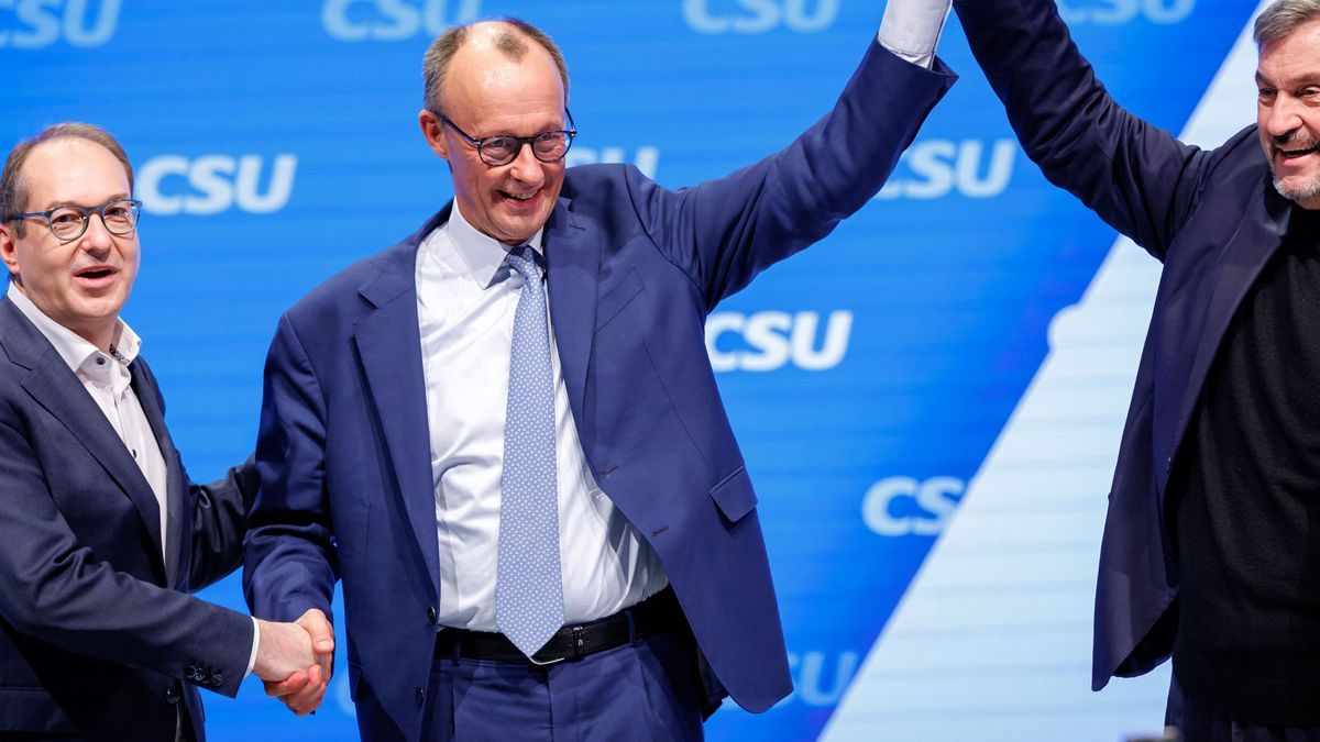 8. Februar 2025, Nürnberg: Markus Söder (rechts), Alexander Dobrindt (links), und Friedrich Merz beim kleinen CSU-Parteitag