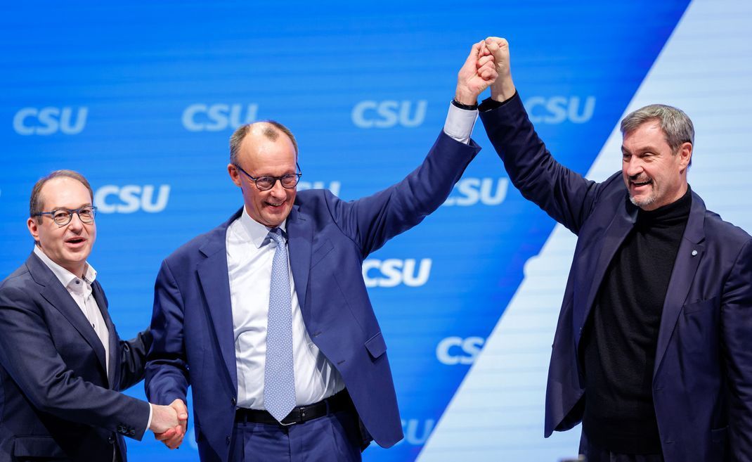 8. Februar 2025, Nürnberg: Markus Söder (rechts), Alexander Dobrindt (links) und Friedrich Merz beim kleinen CSU-Parteitag