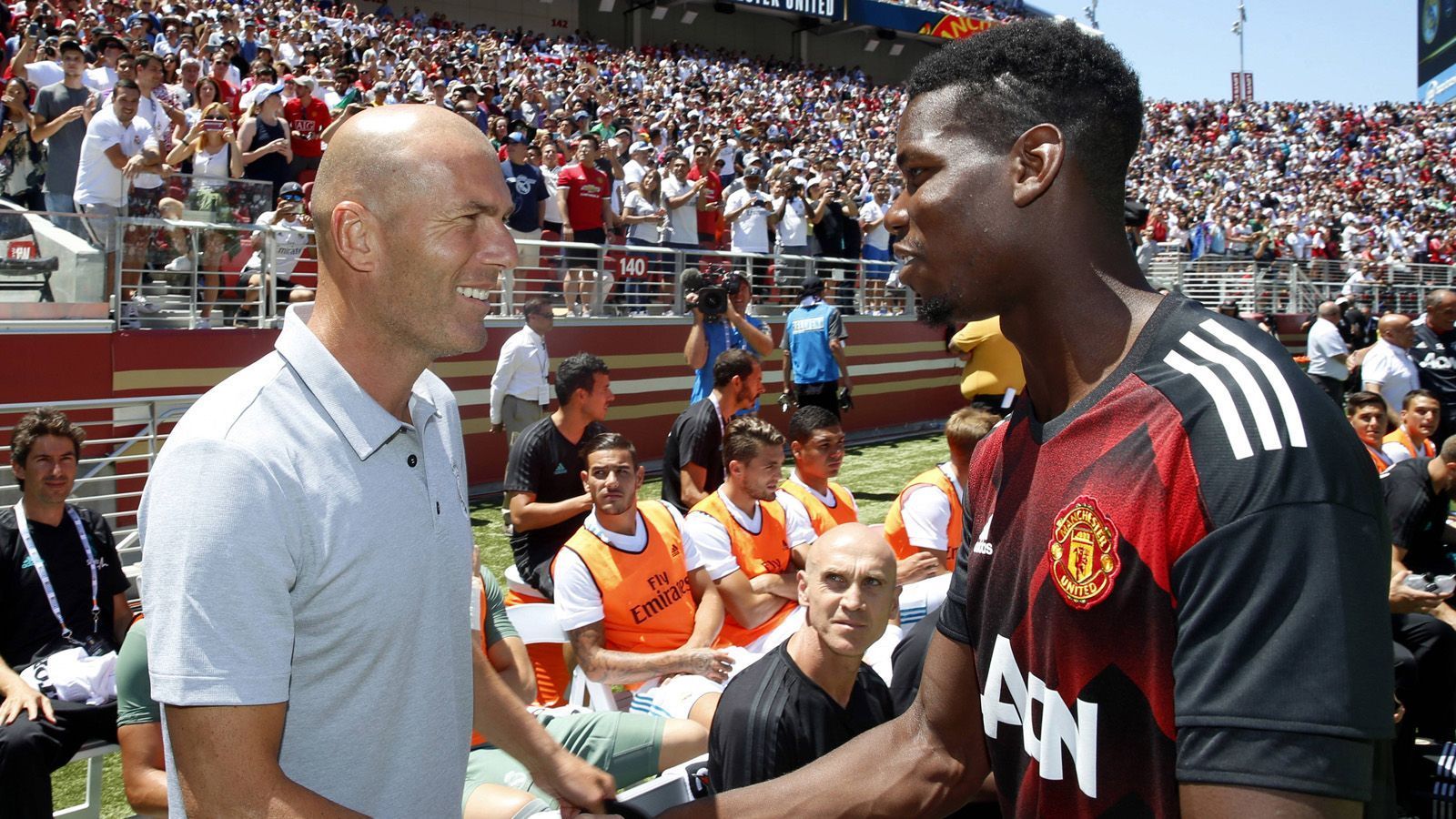 
                <strong>Paul Pogba (Manchester United) </strong><br>
                Coach Zidane soll mit der Verpflichtung zweier Landsmänner liebäugeln. Einer davon ist Paul Pogba von Manchester United. Der Weltmeister von 2018 könnte als verlängerter Arm des 1998er Weltmeisters Zidane im Real-Mittelfeld die Fäden ziehen. "Ich habe immer schon gesagt, dass jeder von Real Madrid träumt", sagte Pogba zuletzt bei einer Pressekonferenz der französischen Nationalmannschaft. Auch für Landsmann Zidane findet der 1,91 Meter-Hüne nur lobende Worte. 
              