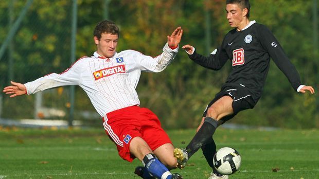 
                <strong>ABWEHR: Shkodran Mustafi (FC Valencia)</strong><br>
                Shkodran Mustafi wurde von 2006 bis 2009 im Hamburger Jugend-Internat ausgebildet und trainierte unter Martin Jol bereits mit den Profis. Wechselte als 17-Jähriger nach Everton, schaffte bei Sampdoria Genua den Durchbruch, ging 2014 schließlich nach Valencia - und wurde zwischendurch kurz Weltmeister.
              