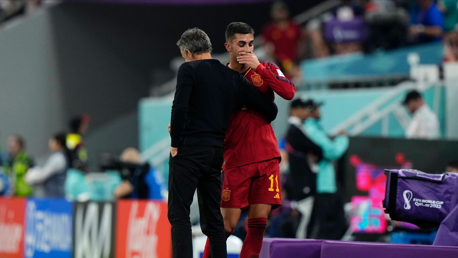 
                <strong>Spanien-Coach Enrique verbietet Ferran Torres Baby-Jubel </strong><br>
                Luis Enrique hat erneut für Gelächter während eines "Twitch"-Streams gesorgt. Dort erklärte er, dass er Ferran Torres rauswerfen würde, wenn dieser bei seinem Torjubel Nachwuchs verkünden würde: "Ich würde ihn auf die Tribüne setzen und er würde keinen Fußballplatz mehr betreten", so der Trainer der "Furia Roja" augenzwinkernd über einen möglichen Baby-Jubel seines Spielers. Der Hintergrund: Torres ist mit Enriques Tochter Sira Martinez zusammen. Bereits beim ersten Gruppensieg hatte Torres seinen Torjubel seiner Freundin gewidmet - aber kein Kind angekündigt. Ein entsprechende Verkündung auf dem Platz würde den Schwiegervater in spe wohl kalt erwischen. Zuletzt hatte Enrique die Umstände aber wohl bereits unwissentlich selbst heraufbeschworen: Seine Spieler dürften während der WM sogar am Abend vor einem Spiel noch Sex haben, hatte der Nationalmannschafts-Coach verlauten lassen. Wenn das mal kein Zeichen ist …
              