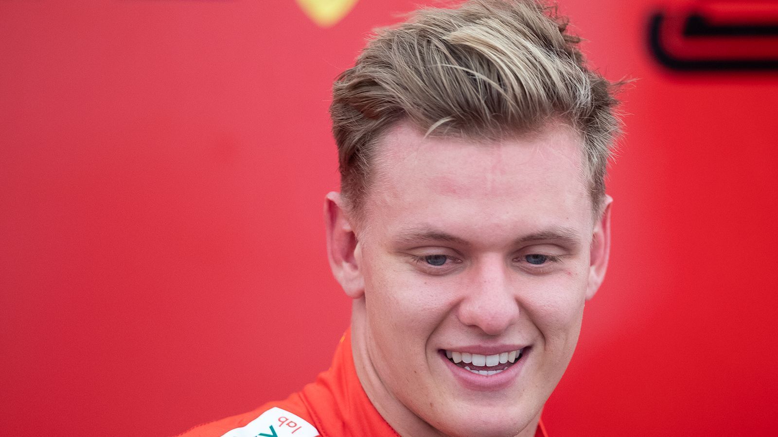 
                <strong>Mick Schumacher fährt im Weltmeister-Ferrari seines Vaters in Hockenheim</strong><br>
                Die Fahrt hat ihm sichtlich Spaß gemacht. Vielleicht gibt ihm das ja noch zusätzliche Motivation, um sich bis in die Formel 1 vorzukämpfen. "Die Runden waren für mich Emotion pur", sagte Mick Schumacher anschließend, "es gab keinen Moment, in dem ich kein Lächeln im Gesicht hatte. Ich wäre am liebsten den ganzen Tag gefahren", sagt er nachher. 
              