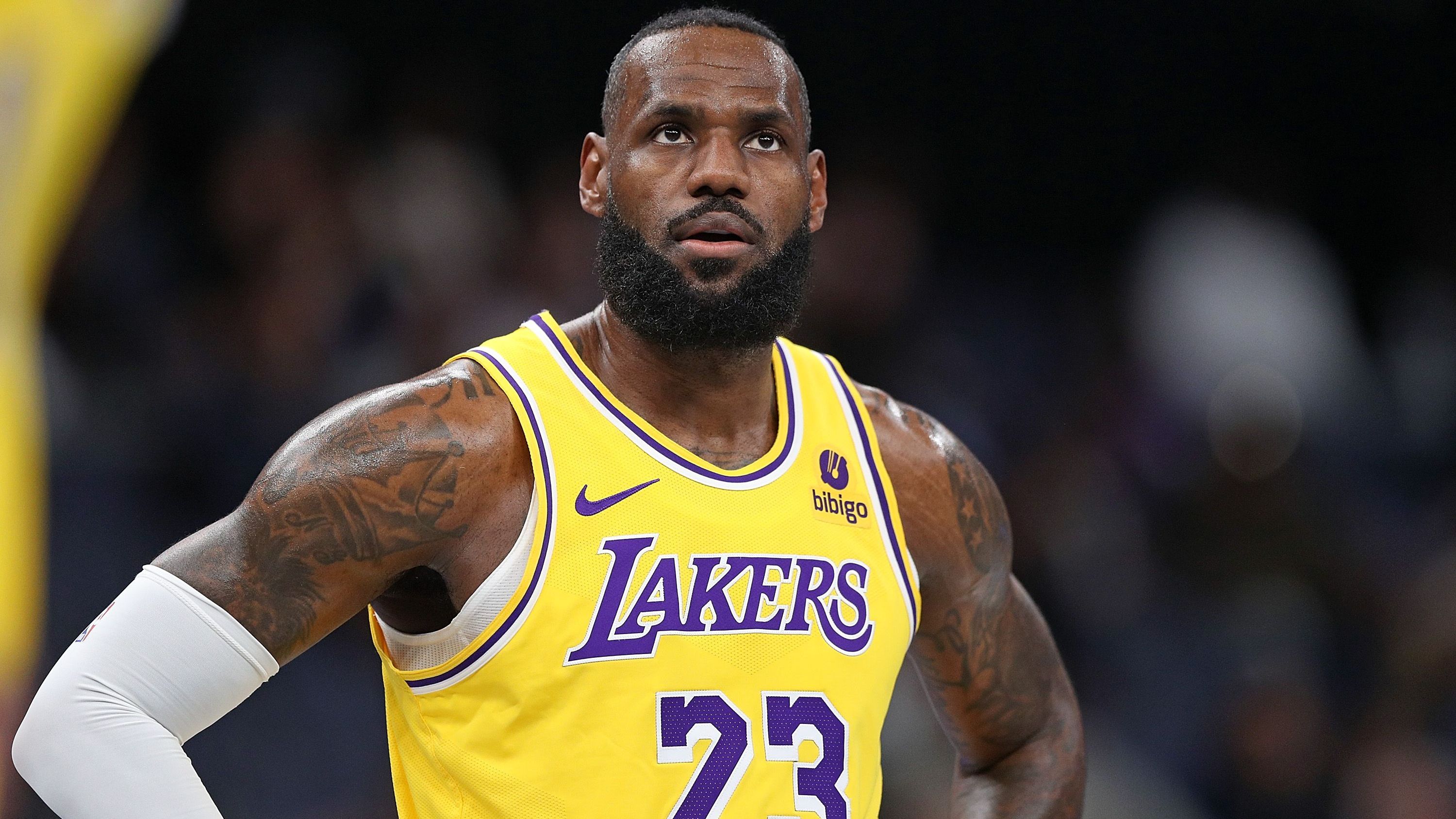 <strong>Play-In Tournament (fix):&nbsp;Los Angeles Lakers - Western Conference</strong><br>Bei den Lakers wird es in der Postseason nicht weit gehen, wenn LeBron James und Anthony Davis nicht an ihrem Leistungsmaximum spielen. Davon auszugehen wäre verwegen. Obwohl LeBron der beste 39-Jährige der Historie ist, kann er sein Team nicht mehr alleine schultern. LA braucht einen offensiv dominanten AD. Das Play-in-Turnier ist bereits sicher.