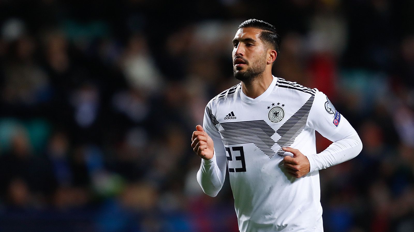 
                <strong>Mittelfeld</strong><br>
                Emre Can (Juventus Turin): Hat aktuell bei der "Alten Dame" einen schweren Stand und kam in der bisherigen Saison erst zu vier Kurzeinsätzen. Forciert einen Wechsel zur Winterpause, zahlreiche Topklubs (Bayern München, FC Barcelona, PSG) haben Interesse. Sollte er bis zum Sommer wieder regelmäßiger spielen, kann Löw den defensiven Mittelfeldspieler kaum zuhause lassen. ran-Fazit: Gute Chancen
              