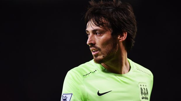 
                <strong>Offensives Mittelfeld: David Silva</strong><br>
                Offensives Mittelfeld: David Silva. Passgeber, Dribbler, Vorlagengeber und hin und wieder selbst Torschütze: David Silva ist der Allrounder im Mittelfeld der Citizens. Unter Pep Guardiola hätte er aufgrund seiner Vielseitigkeit gute Chancen auf Einsatzzeit.
              