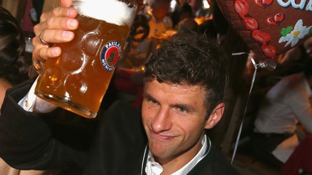 
                <strong>Der FC Bayern auf der Wiesn</strong><br>
                Schau her Pep, so geht das! Thomas Müller zeigt seinem Trainer, wie der echte Bayer trinkt. Prost!
              