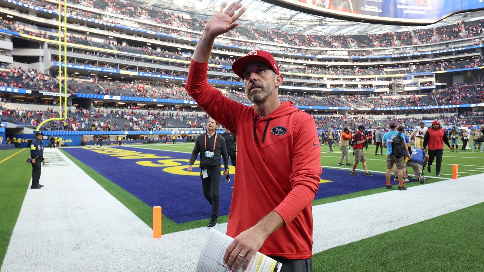 <strong>4. Platz (geteilt): Kyle Shanahan</strong><br>
                • Team: San Francisco 49ers<br>• Im Amt seit: 2017<br>• Regular-Season-Bilanz: 64-51<br>• Vorherige Stationen: Texans-OC (2008-2009), Commanders-OC (2010-2013, damals noch Washington Redskins), Browns-OC (2014), Falcons-OC (2015-2016)