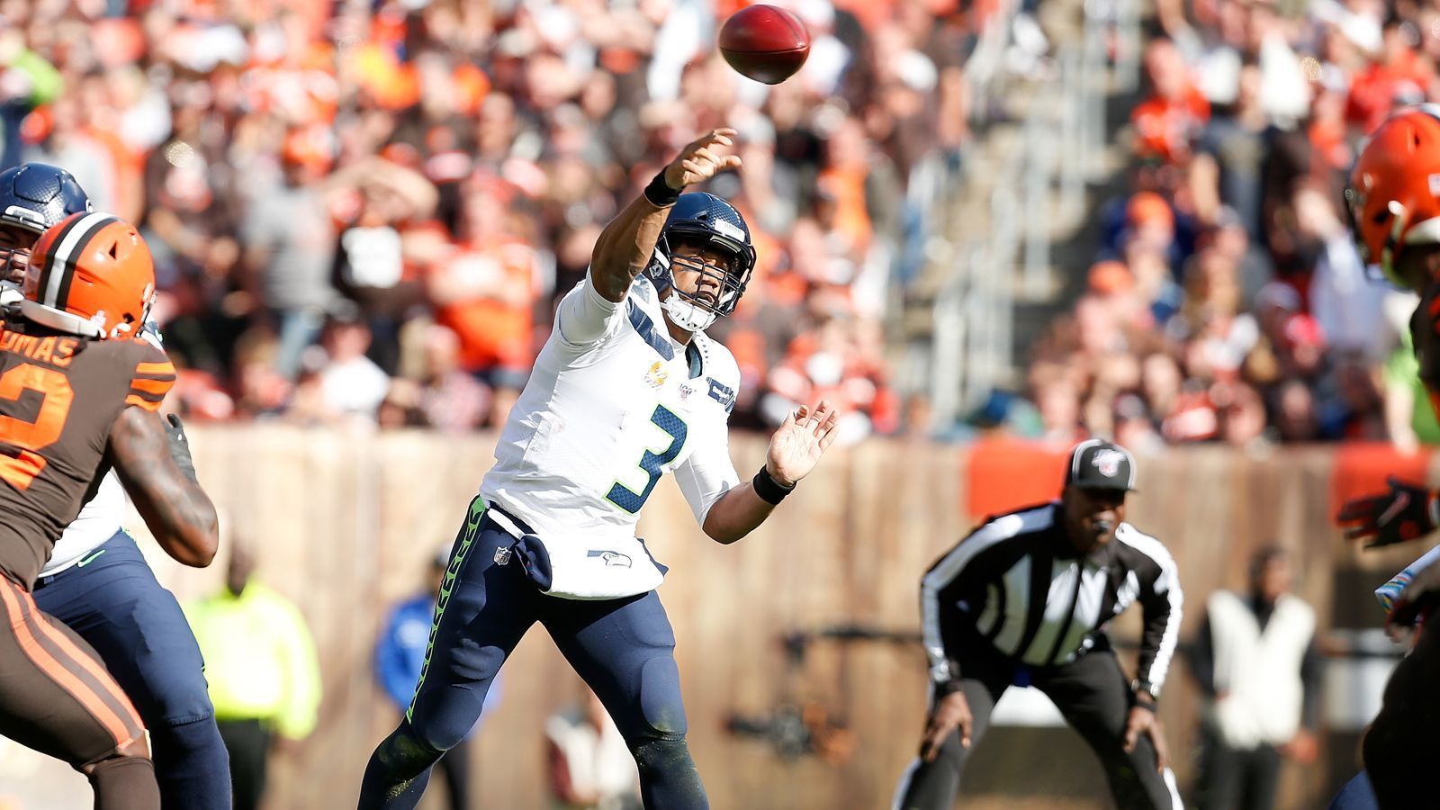 
                <strong>Gewinner: Russell Wilson</strong><br>
                140 Millionen Dollar für vier Jahre: Russell Wilson bekam vor der Saison einen Megavertrag von den Seattle Seahawks. Zurecht? Ja, 2019 ist der Quarterback jeden Cent wert. 1704 Yards, 14 Touchdown-Pässe, als einziger Quarterback null Interceptions, eine Completion Percentage von 72,5 Prozent und ein Rating von 124,7. Die Hawks stehen bei 5-1. Für Wilson in der aktuellen Form reichen drei Buchstaben: MVP.
              