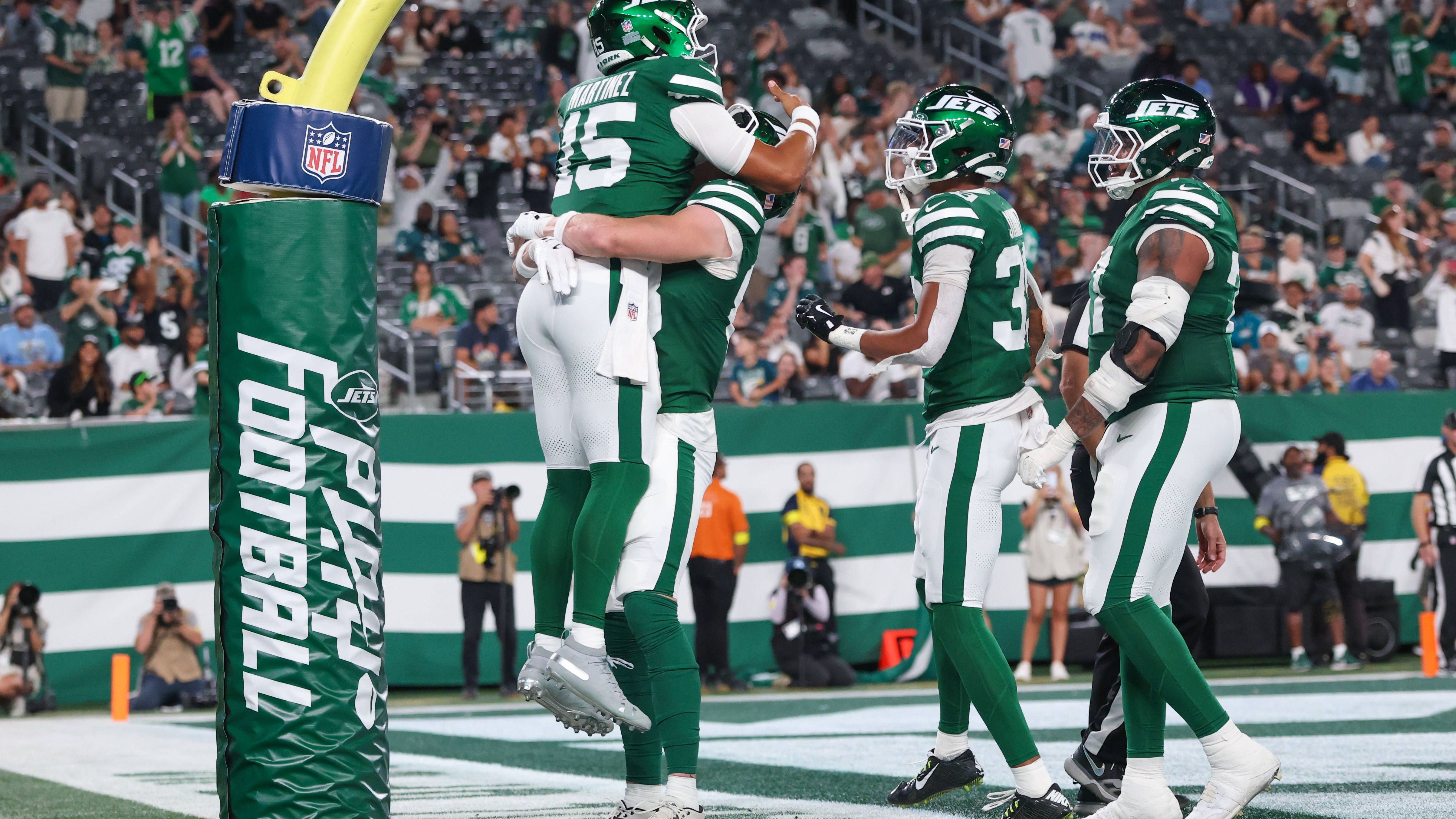 <strong>New York Jets</strong><br>Der Deal um QB Justin Fields wurde einst gefeiert. Doch in der Preseason kamen Bedenken auf. Unpräzise Pässe, falsche Entscheidungen, wenig Effizienz. Haben sich die Jets verzockt? Es ist sein drittes Team in drei Jahren und seine vielleicht letzte Chance auf einen Starterplatz in der NFL. Der Druck ist enorm. Immerhin war er wie gewohnt im Laufspiel stark. Erstrundenpick Armand Membou konnte seinen Draft-Wert in den ersten Momenten noch nicht rechtfertigen und wackelte teils, kassierte zudem zwei Strafen. Sie sind im Umbruch. Der Rodgers-Effekt wirkt nach. Head Coach Aaron Glenn braucht Zeit.<br><strong>Note: 4</strong>