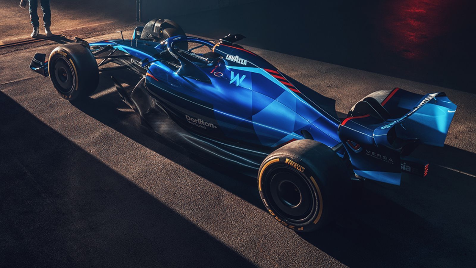 
                <strong>Williams FW44</strong><br>
                Das Heck sowie die Motorhaube des neuen Williams wird durch ein kariertes Muster verziert, das an die Zielflagge erinnern soll. Die roten Akzente sind laut Teamchef Jost Capito eine Hommage an Großbritannien, das Heimatland des Traditionsteams. Erste Testfahrten soll es in der kommenden Woche in Barcelona am Circuit de Catalunya geben.
              