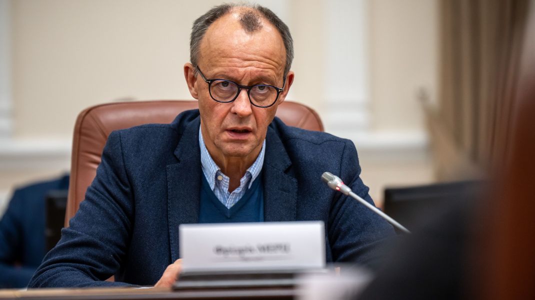 Friedrich Merz, Unions-Kanzlerkandidat und CDU-Bundesvorsitzender, fordert schnellere Abschiebungen nach Syrien.