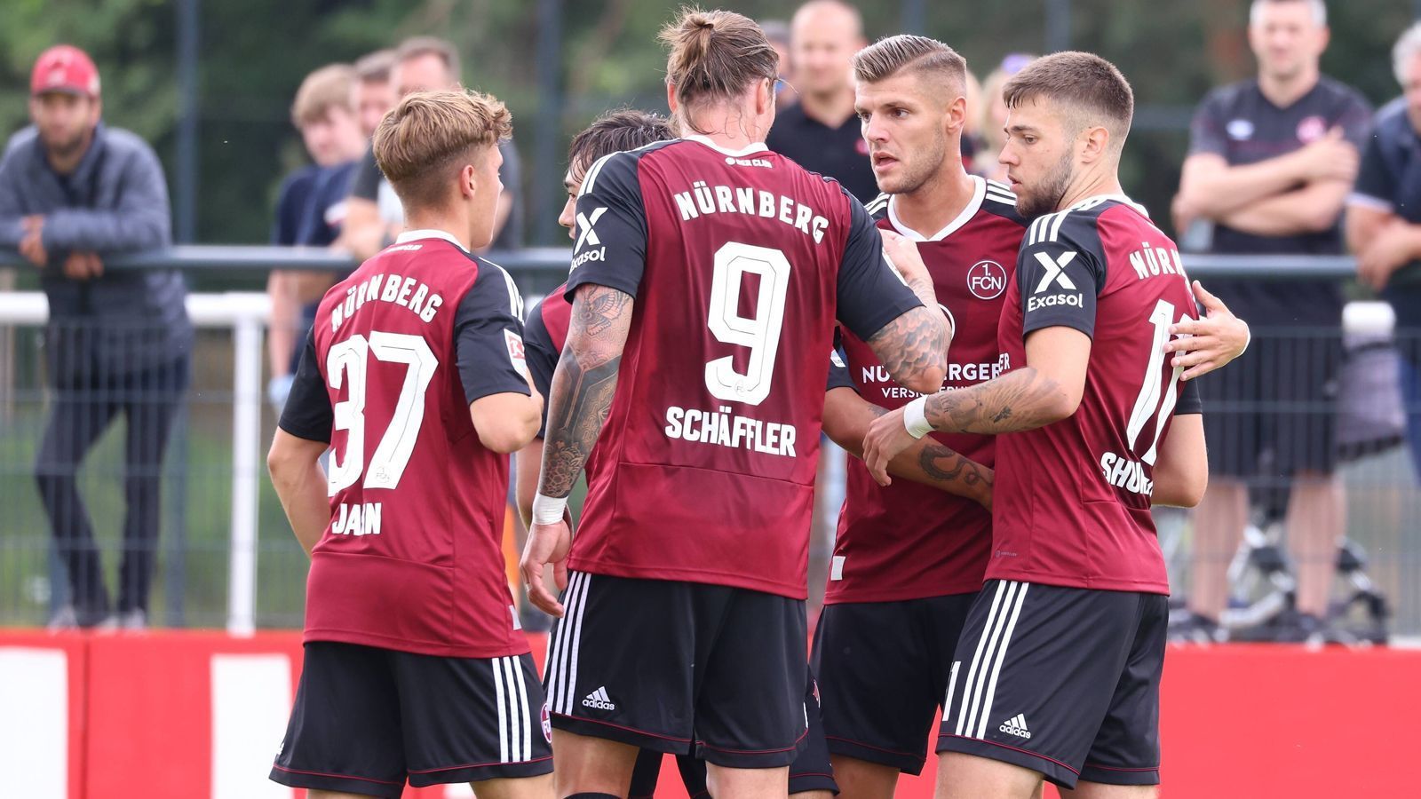 
                <strong>1. FC Nürnberg</strong><br>
                Im Jahre 2020 verhinderte der 1. FC Nürnberg in allerletzter Minute den Abstieg in die 3. Liga. Seitdem zeigt der Trend mit den Tabellenplätzen elf und acht nach oben. Die Nürnberger haben zwar Leistungsträger wie Killian Fischer (Wolfsburg), Tom Krauß (Schalke) und Nikola Dovedan (Ziel unbekannt) verloren, sich aber auch gut verstärkt. Vom HSV kamen Außenverteidiger Jan Gyamerah und Stürmer Manuel Wintzheimer, die an guten Tagen gehobenes Zweitliga-Niveau verkörpern. Trainer Robert Klauß fördert die eigenen Talente und lässt einen überfallartigen Offensivfußball spielen. Gelingt die Balance zwischen Offensive und Defensive in diesem Jahr besser, landet Nürnberg weit vorne. ran-Prognose: Platz 2     
              