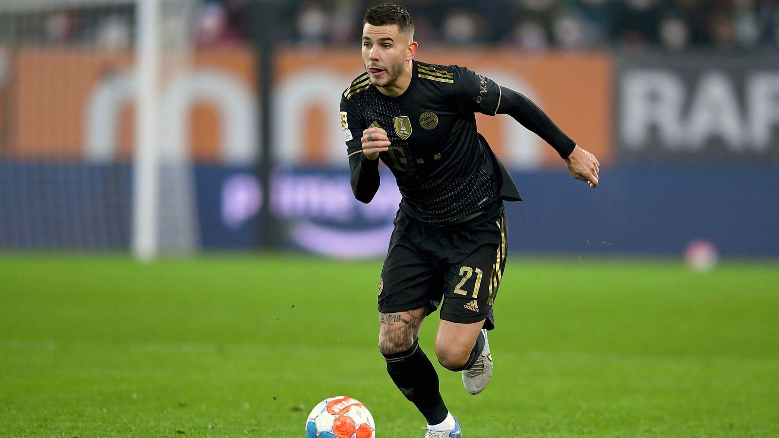 
                <strong>Lucas Hernandez</strong><br>
                Kurze Schrecksekunde nach wenigen Minuten, als er mit schmerzverzerrtem Gesicht liegenbleibt. Verliert seinen Gegenspieler bei der FCA-Führung etwas aus den Augen, auch beim zweiten Gegentor nicht ganz freizusprechen. Verliert dann auch noch kurz die Nerven bei einem Gerangel mit Andre Hahn – eine gebrauchte erste Hälfte für den Franzosen. Im zweiten Durchgang etwas stabiler, aber auch weniger geprüft. ran-Note: 5
              