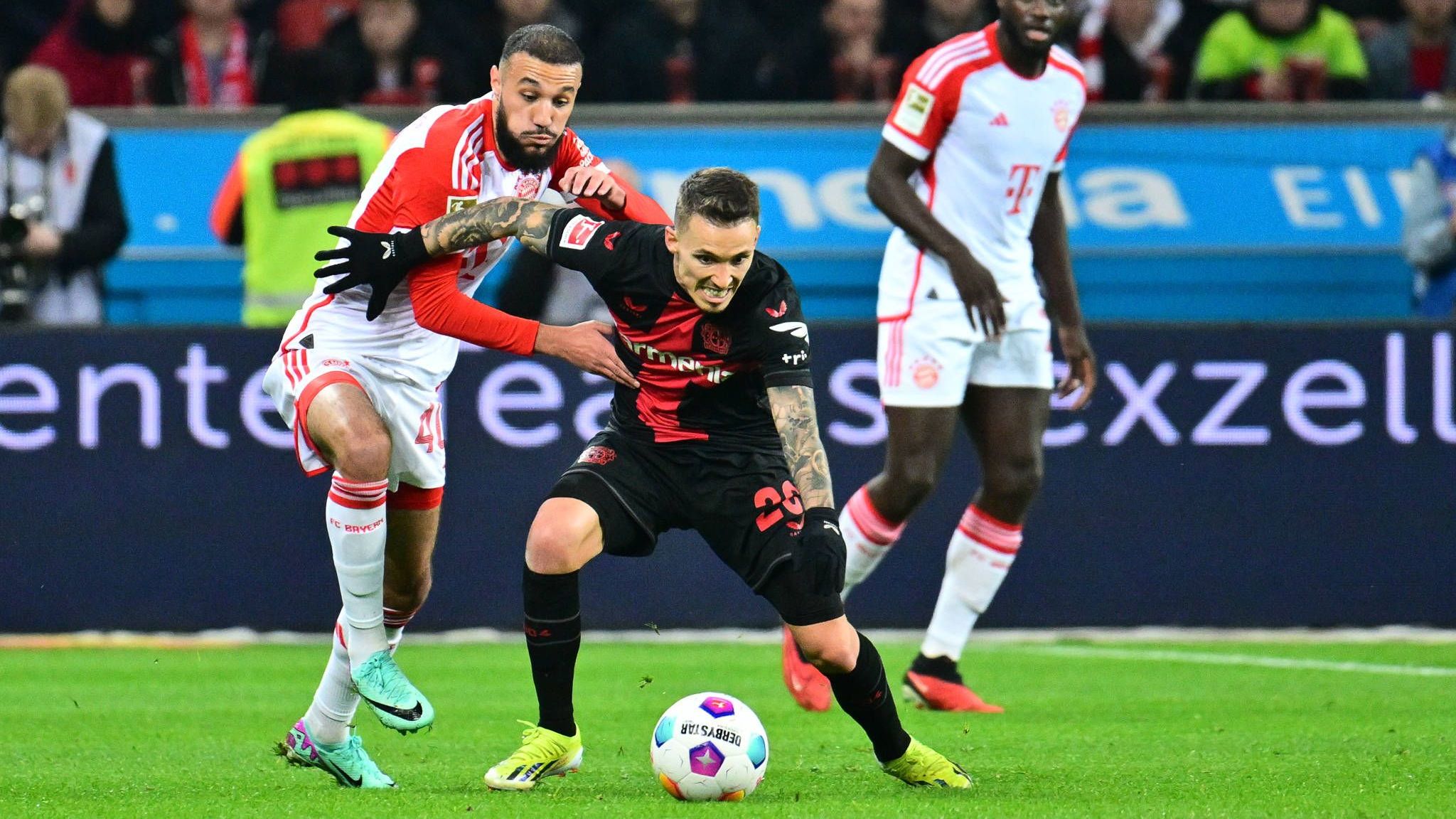 <strong>Alejandro Grimaldo (Bayer Leverkusen)</strong><br>ist wieder viel unterwegs. Offensiv wie defensiv stark. Kombiniert sich mit Tella in der 50. Minute stark durch und bleibt dann vor Neuer eiskalt. Lässt Boeys Debüt zum Albtraum werden. <strong><em>ran</em></strong><strong>-Note: 2</strong>