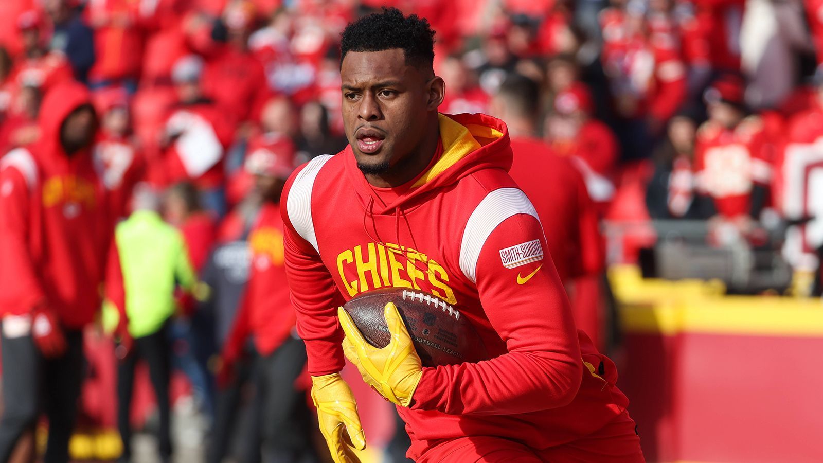 
                <strong>Wide Receiver: JuJu Smith-Schuster</strong><br>
                &#x2022; Wechsel als Free Agent zu den <strong>New England Patriots</strong><br>JuJu Smith-Schuster gewann in der vergangenen Saison mit den Kansas City Chiefs den Super Bowl. In der Offensive von Patrick Mahomes deutete der 26-Jährige immer wieder seine Stärken an. In New England hofft man nun wohl darauf, dass er zu alter Stärke zurückfindet und wieder Leistungen aus alten Steelers-Zeiten (2018: 1426 Receiving Yards und sieben Touchdowns, 2020: 831 Receiving Yards und neun Touchdowns) zeigt. Bei den Patriots, wo er einen Dreijahresvertrag für 25,5 Millionen US-Dollar unterschrieb, dürfte er für Mac Jones die Hauptanspielstation werden.
              