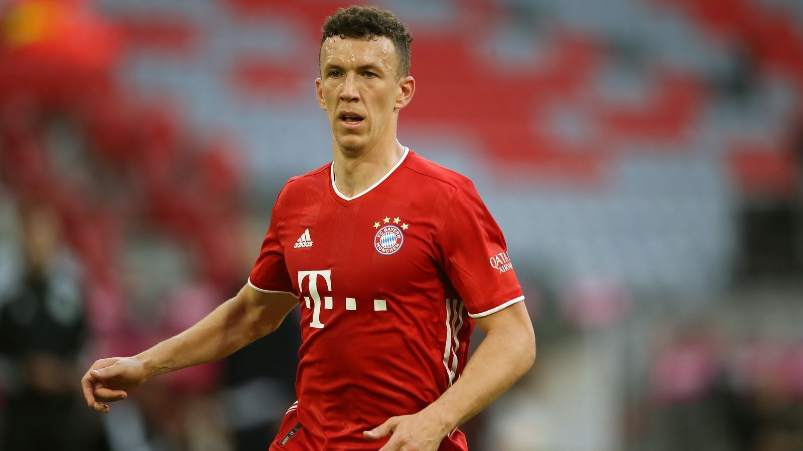 
                <strong>Ivan Perisic</strong><br>
                Wie experimentierfreudig ist Hansi Flick? Diese Frage stellt sich vor dem Achtelfinal-Rückspiel der Champions League des FC Bayern gegen Chelsea (8. August), in das die Münchner mit einem 3:0-Vorsprung gehen. So könnte Flick etwa mit einer ganz neuen Rechtsverteidiger-Besetzung in die Begegnung gegen die "Blues" gehen und zwar mit dem Kroaten Ivan Perisic. Der 31-jährige Kroate ist zwar eigentlich auf der offensiven Außenbahn "zuhause", könnte aber möglicherweise in einer Dreier- bzw. Fünferkette möglicherweise auch ganz rechts außen agieren. 
              