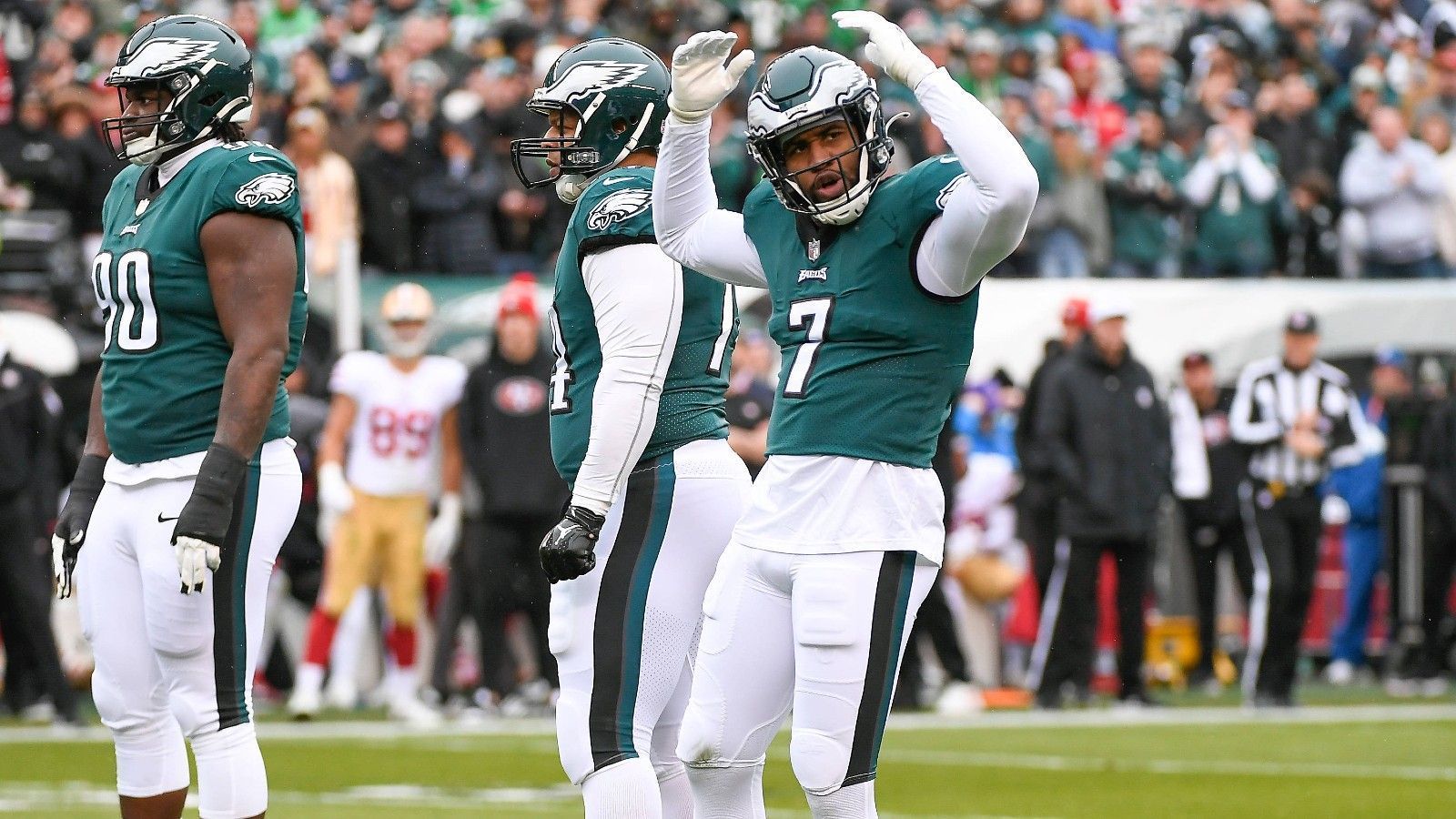 
                <strong>Gewinner: Haason Reddick (Philadelphia Eagles)</strong><br>
                Dieser Mann hat im Championship Game der NFC so richtig abgeräumt. Der Edge Rusher der Philadelphia Eagles brachte zwei Sacks, einen Forced Fumble und eine Fumble Recovery in die Statistiken ein. Und das zu im Spiel äußerst günstigen Zeitpunkten. "Die ganzen Jungs aus der Defense haben dazu beigetragen, dass ich einen Tag wie heute haben konnte", jubilierte er nach der Partie im ran-Interview. "Dadurch, dass jeder seinen Job gemacht hat, hatte ich die Möglichkeit für die Big Plays."
              