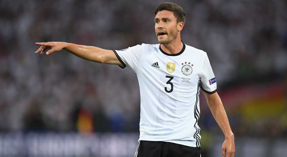 
                <strong>Jonas Hector (1. FC Köln)</strong><br>
                Jonas Hector ist auf links gesetzt. Der Kölner, der nächstes Jahr mit dem FC in der zweiten Liga kicken wird, ist mittlerweile eine feste Größe in der Elf von Jogi Löw. Spätestens seit dem Elferschießen gegen Italien 2016 wissen wir auch: Der Mann hat Nerven aus Stahl.
              