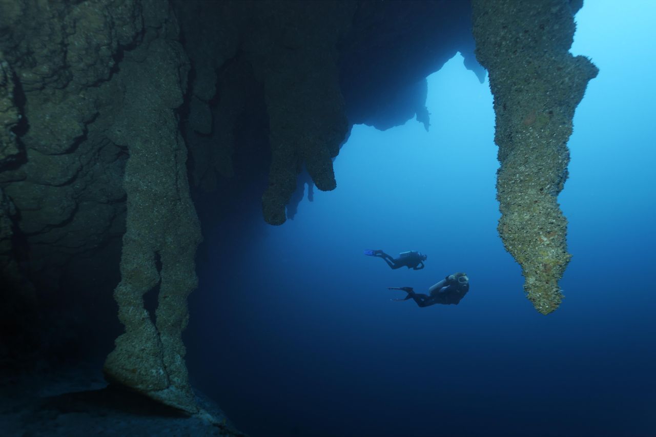Thalassophobie-Angst-vor-tiefen-Gewässern-Wasserhöhlen